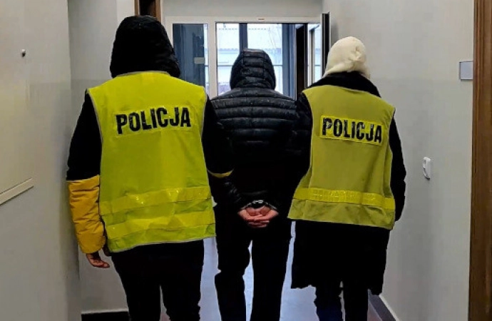 {Olsztyńscy policjanci zatrzymali dwóch mężczyzn podejrzanych o usiłowanie wymuszenia ogromnej sumy pieniędzy od jednego z przedsiębiorców.}